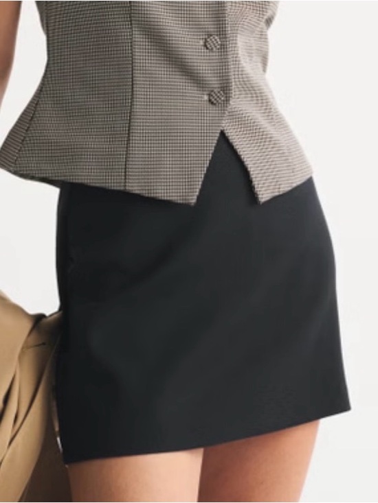 Abercrombie & Fitch Dresses & Skirts - Abercrombie & Fitch Black Mini Skirt - Clean Tailored Cut